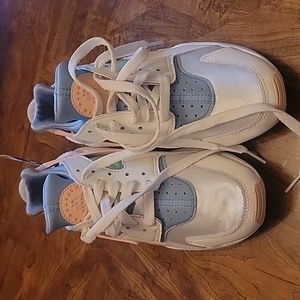 Woman's Nike Huarache Shoes